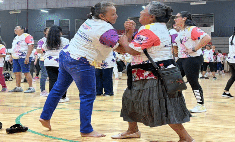 yucatecas aprenden defensa personal en el marco del 8m