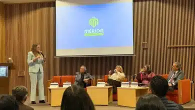 cecilia patrón presume modelo de mérida ante la unam