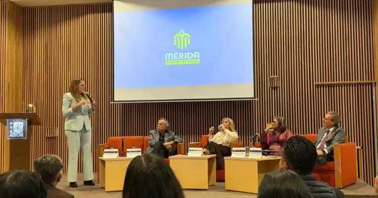 cecilia patrón presume modelo de mérida ante la unam