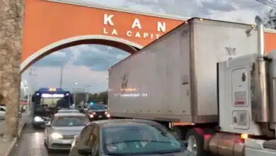 detienen a conductor de tráiler por dañar arco de bienvenida en kanasín