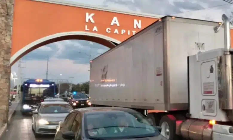 detienen a conductor de tráiler por dañar arco de bienvenida en kanasín