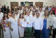 Entrega de 64 plazas en el proceso de admisión al servicio público educativo al PAAE (Foto de Gobierno de Yucatán)