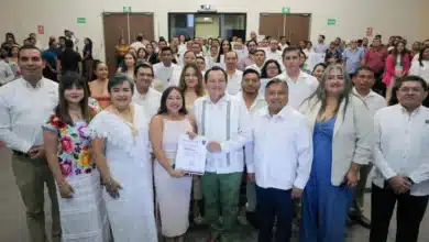 Entrega de 64 plazas en el proceso de admisión al servicio público educativo al PAAE (Foto de Gobierno de Yucatán)