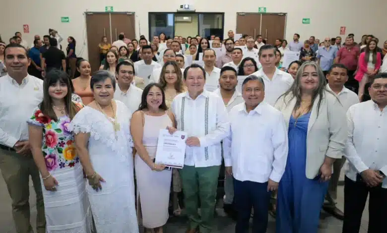 Entrega de 64 plazas en el proceso de admisión al servicio público educativo al PAAE (Foto de Gobierno de Yucatán)