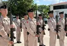 jóvenes patriotas realizan protesta de bandera del servicio militar en mérida