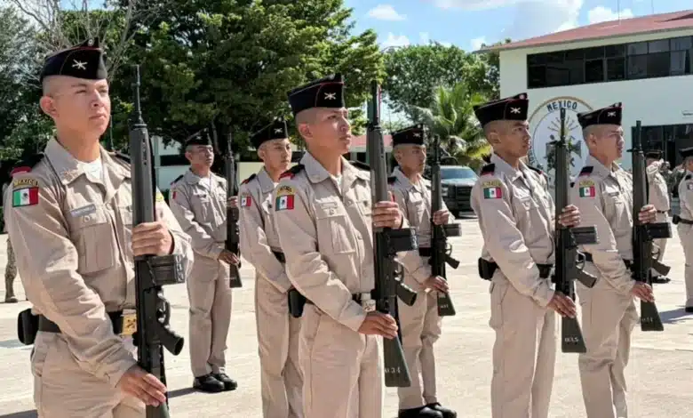 jóvenes patriotas realizan protesta de bandera del servicio militar en mérida