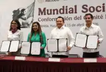 Rommel Pacheco firma acuerdo en Yucatán para el mantenimiento de canchas del Mundialito Social 2026