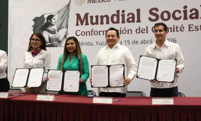 Rommel Pacheco firma acuerdo en Yucatán para el mantenimiento de canchas del Mundialito Social 2026