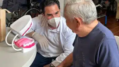 Salud Yucatán lleva atención bucal a adultos mayores en asilos durante Semana Santa