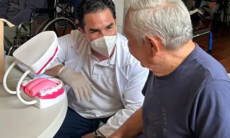 Salud Yucatán lleva atención bucal a adultos mayores en asilos durante Semana Santa