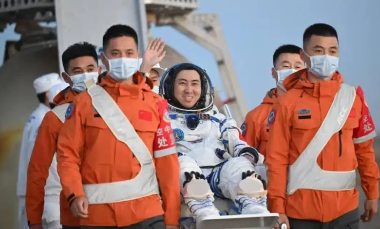 Astronautas de China regresan a la Tierra tras 210 días