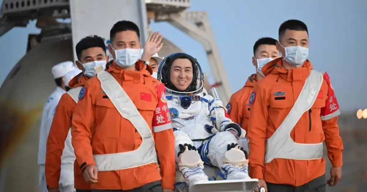 Astronautas de China regresan a la Tierra tras 210 días