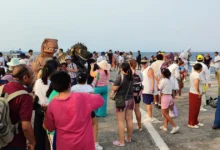 “caminata sobre el mar” llena el muelle y culmina con el encendido del faro