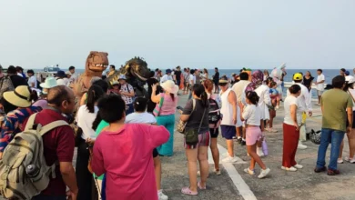“caminata sobre el mar” llena el muelle y culmina con el encendido del faro