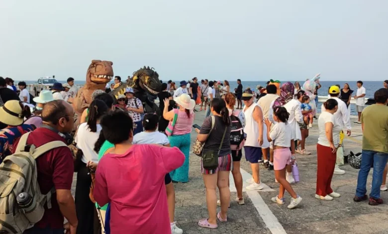 “caminata sobre el mar” llena el muelle y culmina con el encendido del faro