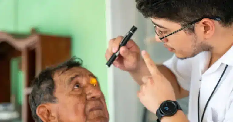 dif yucatán fortalece atención visual para personas mayores