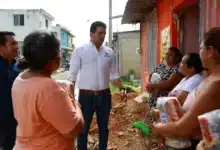 Erik Rihani supervisa limpieza y entrega apoyos a familias afectadas por lluvias (Foto de cortesía)