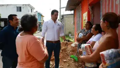 Erik Rihani supervisa limpieza y entrega apoyos a familias afectadas por lluvias (Foto de cortesía)