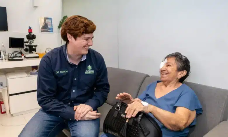 Inician cirugías de cataratas del programa “El amor nace la vista” del DIF Municipal