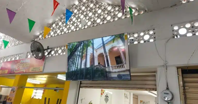 instalan pantallas permanentes en mercados de mérida para ver el mundial
