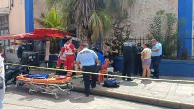 vehículo se impacta contra puestos y fachada en san juan en el centro de mérida