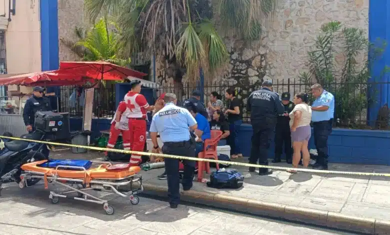 vehículo se impacta contra puestos y fachada en san juan en el centro de mérida