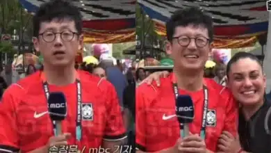 Mexicana besa a reportero de Corea del Sur durante transmisión (Fotos de internet)