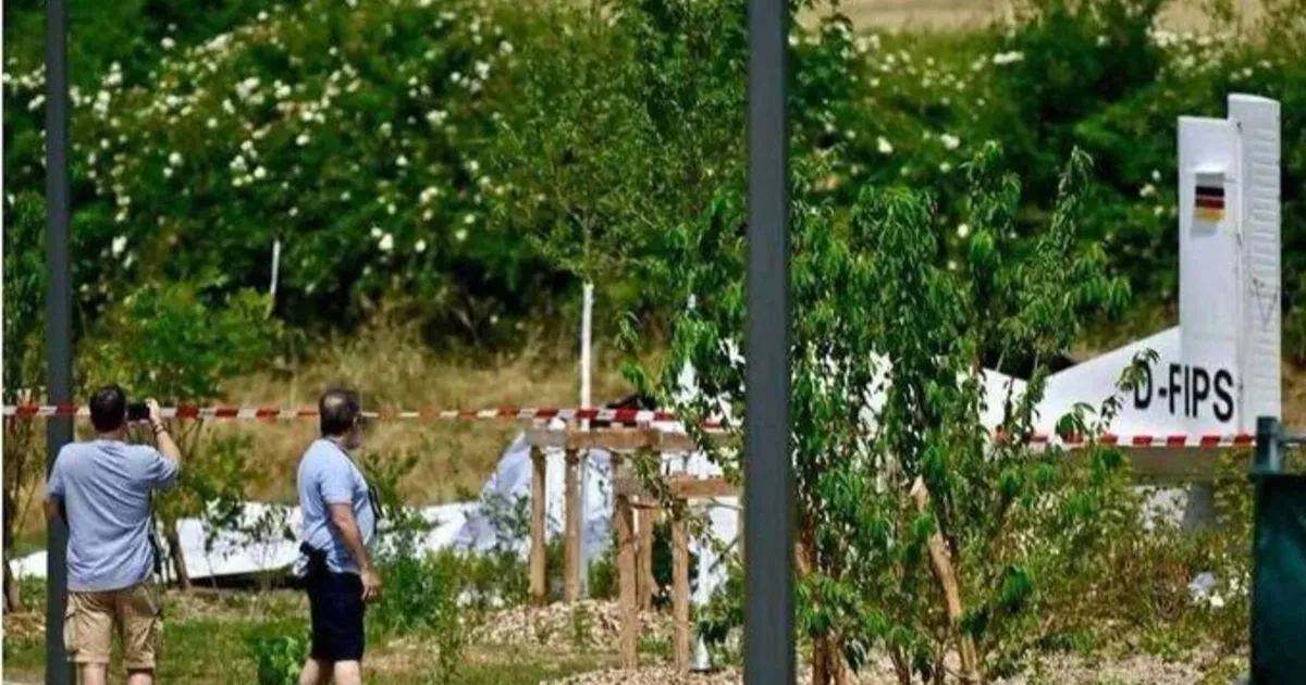 mueren 11 personas al estrellarse un avión de paracaidismo en francia(1)