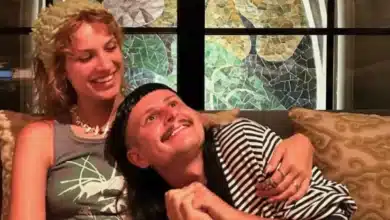 novia de oliver tree pide respeto por su duelo e intimidad