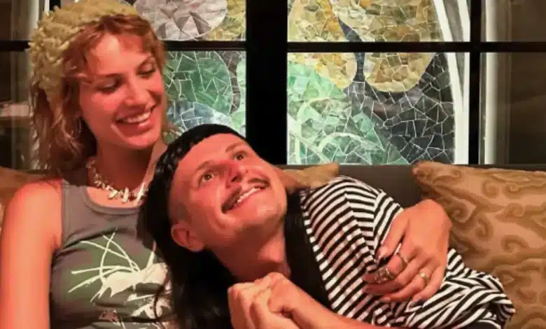 novia de oliver tree pide respeto por su duelo e intimidad