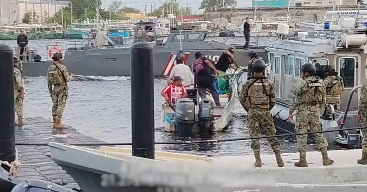 Aseguran embarcación con equipo de pesca submarina y 400 litros de gasolina frente a Progreso
