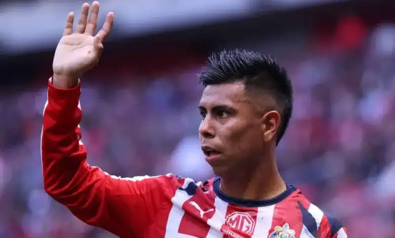 Efraín Álvarez pasa por cirugía en el inicio de pretemporada de Chivas