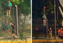 aficionada queda atrapada al intentar entrar al fan fest de monterrey fue rescatada con una grúa