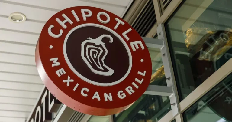 chipotle llega a méxico con la apertura de su primer restaurante en monterrey