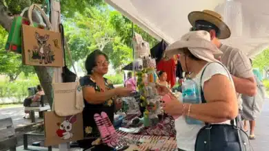 Más de 60 artesanas venden sin intermediarios y fortalecen su economía en feria de Semujeres