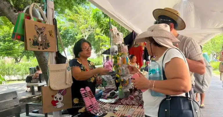 Más de 60 artesanas venden sin intermediarios y fortalecen su economía en feria de Semujeres