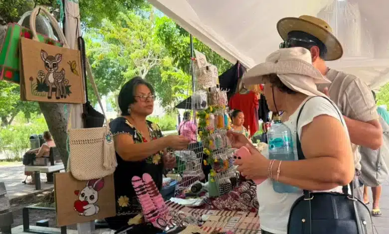 Más de 60 artesanas venden sin intermediarios y fortalecen su economía en feria de Semujeres