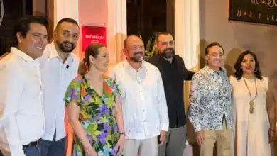 micaela mar y leña devela su placa de recomendación de la guía michelin en mérida