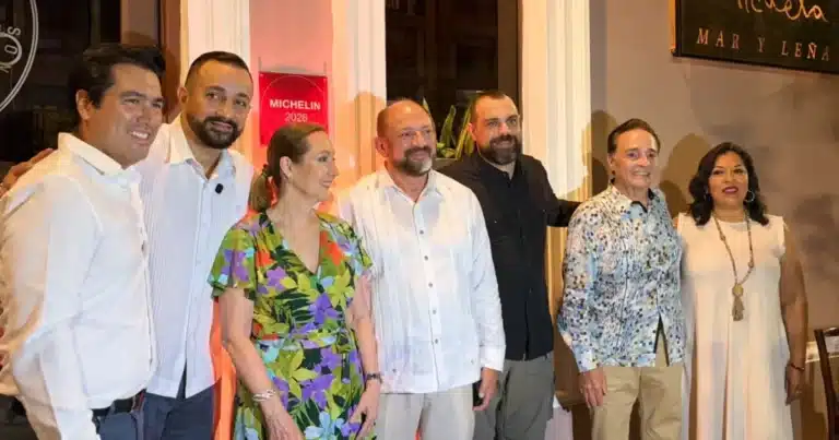 micaela mar y leña devela su placa de recomendación de la guía michelin en mérida