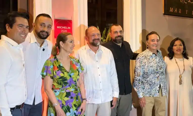 micaela mar y leña devela su placa de recomendación de la guía michelin en mérida