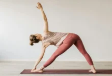 vinyasa yoga cómo se practica, cuáles son sus beneficios y qué efectos puede tener en el cuerpo