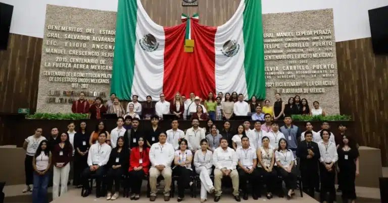 35 jóvenes toman la tribuna del congreso con el parlamento juvenil yucatán 2026