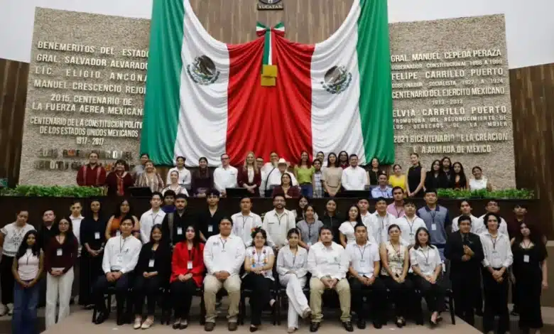 35 jóvenes toman la tribuna del congreso con el parlamento juvenil yucatán 2026