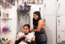 alejandra encuentra en el pasaje yucatán su lugar entre tijeras y clientes