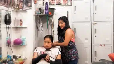 alejandra encuentra en el pasaje yucatán su lugar entre tijeras y clientes