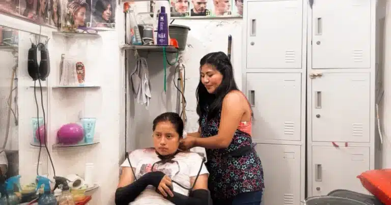 alejandra encuentra en el pasaje yucatán su lugar entre tijeras y clientes