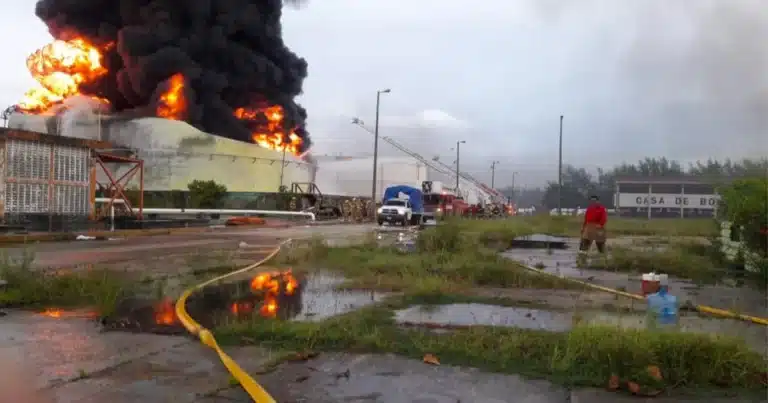 atiende pemex incidente en la terminal de almacenamiento pajaritos