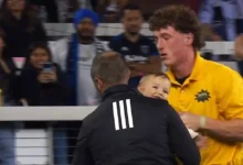 bebé entra a la cancha durante partido de la mls y detiene el juego