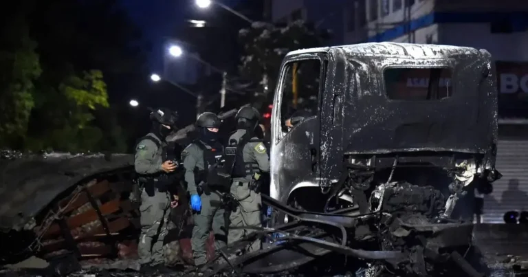 Camión bomba estalla frente a estación de policía en Colombia