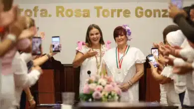 cecilia patrón entrega la medalla héctor herrera “cholo” a beatriz yáñez